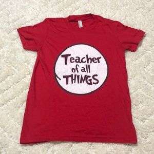 GRAPHIC TEE “teacher of all things”